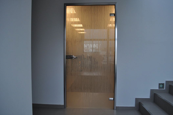 Противопожарная безрамная дверь со стеклом в БЦ