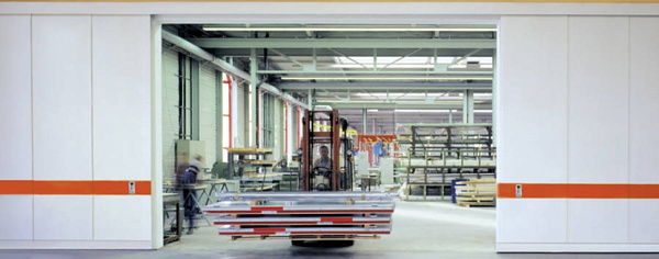 Противопожарные откатные ворота бело-оранжевые на складе