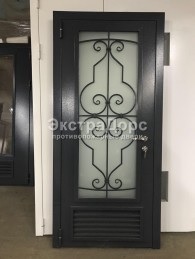 Противопожарная входная дверь со стеклом и ковкой